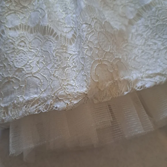 Elegant Lace Dress with Gold Accents - Picture 5 of 7